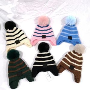 Barn söta fluff mössor pojkar flickor designer stickad hatt barn varma hattar pom pom vinter barn öronskydd stripe beanies