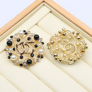 Modestile Designer 18 Karat Gold versilbert Pins Broschen Hochwertige Edelstahlbrosche Marke Buchstabengeometrie eingelegte Kristallperle Hochzeitsfeierschmuck