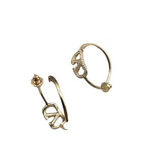 イヤリングバレンティアンNUデザイナーラグジュアリーファッションWomendiamond V-Letter Embedded Large Ring Earrings New Brass Material