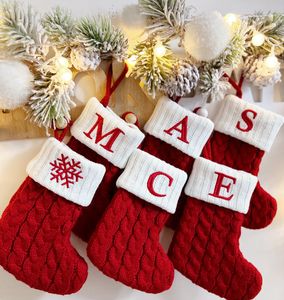 Squisiti calzini natalizi Calzini con alfabeto lavorati a maglia rossi con ornamenti pendenti bianchi per l'albero di Natale Decorazione appesa all'albero di NATALE