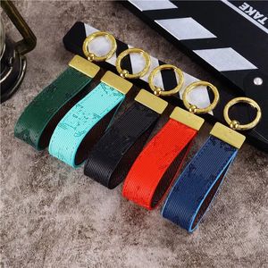 High Quality leather Keychain Classic Exquisite Luxury Designer Car Keyring Zinc Alloy Letter Unisex Gold Black Metal Small Jewelry gift Box