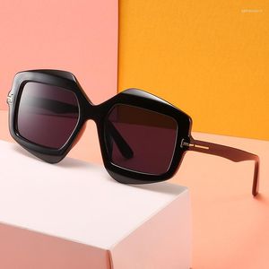 Occhiali da sole irregolari vintage oversize quadrati donna moda occhiali da sole decorazione in metallo futuristico scudo occhiali sfumature Oculos