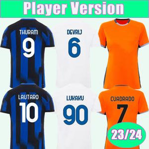 23 24 Cuadrado Soccer Maglie da uomo Versione giocatore Mens Thuram Lautaro Acerbi Pavard Dumfries Sensi Klaassen Home Away Football Shirt