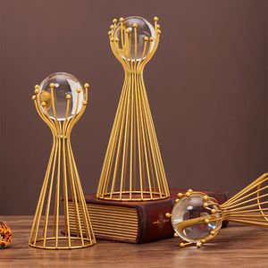 Oggetti decorativi Figurine Nordic Light Luxury Metal Art Sfera di cristallo Artigianato Ornamenti Casa moderna Occhio creativo Arredamento desktop Mobile TV Decor 230923