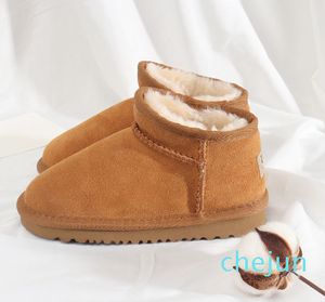 Corte de pele de carneiro curto de designer clássico, botas clássicas de sola ultra grossa, sapatos baixos femininos de inverno, parte superior de camurça, botas de outono de lã