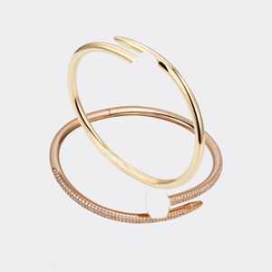 Mode -Vorwärtsnagelarmband -Design des renommierten Schmuckkünstlers - Titanstahl, vergoldet, niemals angrenzend, hypoallergen - in Gold, Silber und Roségold erhältlich