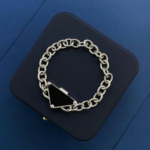 Lyxig charm kvinnor smycken silver armband triangel logotyp tryck på spänne design mode och minimalistisk designer high end och magnifik lady armband