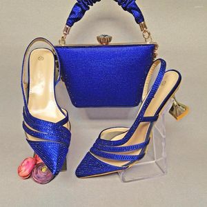 Sandaler Underbara blå kvinnor pekade tåskor Matcha handväska med kristalldekoration Afrikansk förbandspumpar och väskan Set MD2824 Heel 8cm