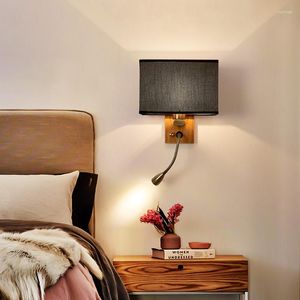 Lampada da parete moderna in legno ferro LED per soggiorno camera da letto comodino illuminazione sfondo corridoio sconce decorazione della casa Luces