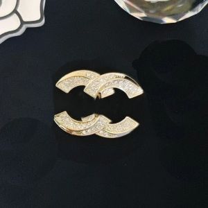 Cazibe Tasarımcı Broşlar Pins Damgalı Doğru Mektuplar Logo Moda Ünlü C Çift Mektup Broşlar Toptan Cazibe Lüks Pin Giyim Aksesuarları
