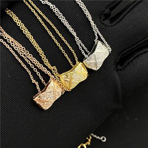 Designer halsband hjärta halsband lyxiga smycken för kvinnor män 18k stigande guld silver parfym ananas diamantkedja mode smycken bröllop fest present dhgate