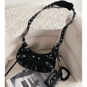 Crossbody Çantalar Le Cagole Designer Fashion Womens Çantası Yumuşak Deri Motosiklet Çantaları Kızlar Lüks Çanta Kalp Ayna Kolye