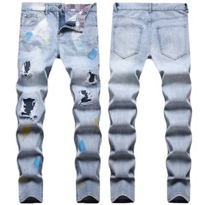 Jeans masculinos luz azul remendos rasgados elemento locomotiva buraco plissado pintado à mão pintura pequena reta casual calças de algodão masculino 230926