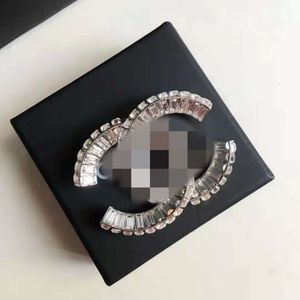 Broche de designer para mulheres pequena brisa perfumada agulha de peito cheia de diamante quadrado pino de diamante feminino presente de alta versão