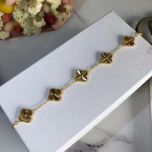 Love Clover Designer Charm Armband för Women Girls 18K Gold Laser Sweet 5 Flowers Leaf Link Chain 15mm Luxury Elegant Bangle Armband smycken