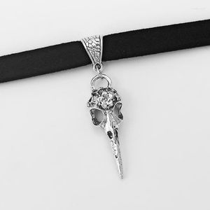 Halsband, 1 Stück, Modeschmuck, Halskette, Schwarz, 10 mm, flaches Wildlederimitat, Krähe, Rabe, Vogel, Totenkopf, Anhänger, 33 cm