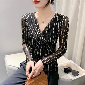 女性用Tシャツ2023春秋ヨーロッパの服Tシャツ女性シックなセクシーVネックプリントポイントトップロングスリーボトムシャツティー