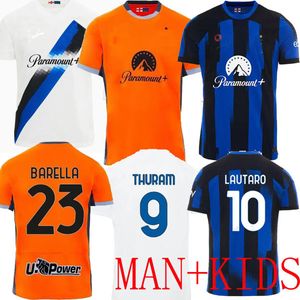 23 24 Alexis Futbol Formaları Lautaro Thuram Barella Çocuk Kiti Maillot de Frattesi Final 2023 Maglie Futbol Gömlek Çocuk Üçüncü Özel Özel İnters Milans Ses Oyuncu Versiyonu