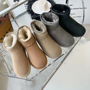 Tasarımcı Kabarık Kar Botları Mini Kadın Kış Avustralya Platformu UG Boot Kürk Teroz Ayakkabı Ayakkabıları Koyun Dinini Gerçek Deri Klasik Tasarımcı Köküs