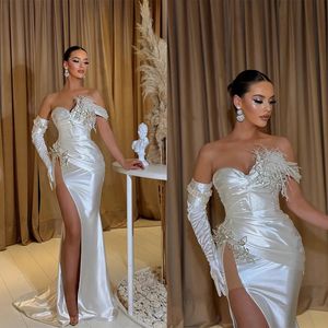 ヴィンテージフェザーマーメイドウエディングドレス1つの肩の高いスプリットサウジアラビアアラビアの恋人アプリケートイブニングガウンカスタムメイド322