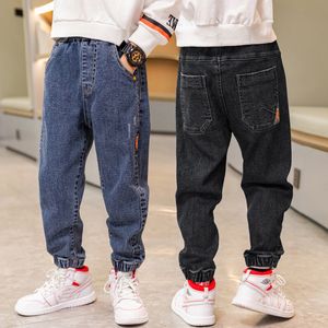 Jeans pojkar denim baby stretch byxor våren hösten buntade fot barn casual byxor 230925