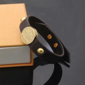 Europa Amerika Mode Dame Frauen V Initialen Drucke Blumenmuster Design Gravierte V Brief Metall Nieten Leder Lucky Me Armband154j