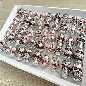 50pcs Red CZ Eyes Skull Racled Metal Rings Men Skelekon retro vintage duży srebrny pierścień mody prezenty Man Akcesoria Rozmiar Mix189m