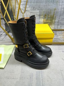 Delfina-Bikerstiefel mit abgerundeter Spitze und seitlichen Innenreißverschlüssen für Winterstiefel mit hoher Schlupfsohle