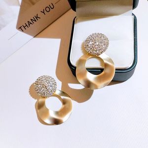 Klasik Büyük Altın Çember Küpe Küpe Tasarımcı Kulak Çıtçıtları Set Desinger Mücevher Düğün Hediyesi ve Sevgililer Günü Lüks Saplama Küpe Moda Takı