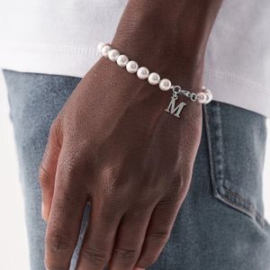 Frisado Bangle 2023 Nova Moda A-Z Inicial Pulseira Homens Clássico Imitação Pérola Aço Inoxidável Carta Pingente Para Jóias Presente 230925