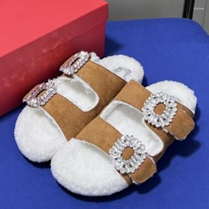 Slippers نساء 2023 الخريف المسطح القاع مشبك المعادن الدافئ شعر الضأن فائقة الضوء