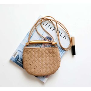 Кошелек-кассета Bvbag Дизайнерская сумка Классические сумки Veneeta Lady Woven 2023 Новая ниша из воловьей кожи Дизайн Металлическая мини-сумка Sardine Q65b