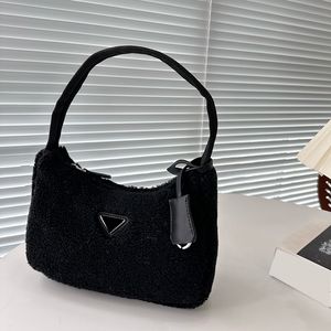 Outono inverno mulheres saco de lã cordeiro lã ombro designer underarm saco triângulo esmalte fivela bolsa de luxo rosa doce princesa sacos dinheiro sacoche 22x14cm