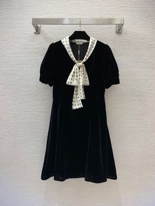 Herbstliches schwarzes Polka-Dot-Druck-Band-Schleifen-Kleid mit kurzen Ärmeln, V-Ausschnitt, getäfelten, knielangen Freizeitkleidern B3G221414