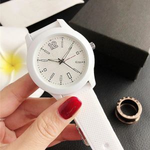 2023 Fashion Crocodile Quartz handledsklockor för kvinnor män unisex med djurstil dial silikonband titta dig digital klock present grossist gratis frakt