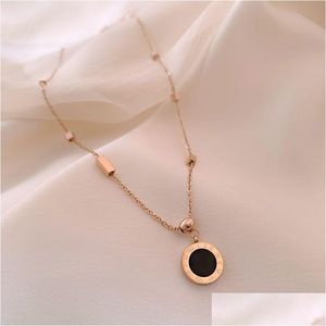 Colares Pingente Rosa Ouro Titânio Aço Colar Feminino Duplo Lado Numeral Romano Preto e Branco Pingente de Disco Não Fade Curto All-M Dh6Js