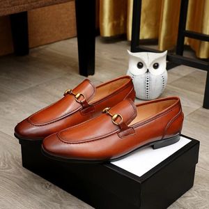 lyxiga italienska män klädskor 2023 Oxford äkta lädermockasin bruna svarta män designer loafers skor män klassiska bröllopskontor formella skor 05