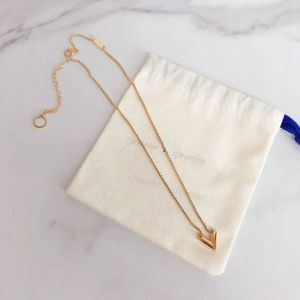 Gioielli di design Orecchini Pendenti con ciondoli Braccialetti con ciondoli Collana con amore in oro Anelli da donna Braccialetti lettera V Ljia Pendenti di lusso Catena per amanti del titanio Cuore con scatola