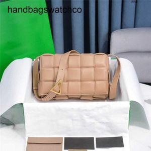 Bottegassvenetas kassetter väskor kassetter lyx maxi intrecciato crossbody väska naken grädde beige läder 7a kvalitetsstorlek 26188cm har logotyp frj