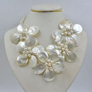 チョーカースタイルの白い淡水真珠のビーズは、女性用ファッション20」のためのシェルフラワーネックレス