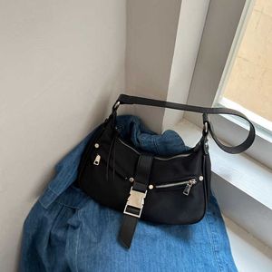 Ny solid färg underarmspåse maillard stil nylon baguette hobo vit hjort kvinnor trend funktionell halvmåne cool sasa lås spänne