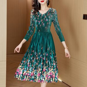 2023 Moda Çiçek Yeşil Velvet Elbiseler Kadın Tasarımcı Tatil Partisi Şık Mi Pileli Elbiseler Uzun Kollu Sonbahar Kış V-Neck İnce Fit Şık Doğum Günü Frocks