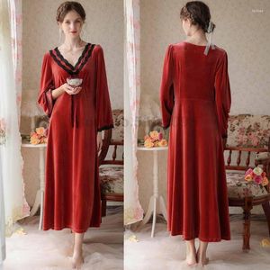 Kvinnors sömnkläder Fransk domstolsstil Långärmad nattdress Velvet Autumn Winter Löst montering Varm hemkläder Sexig V-ringning Lace Nightgown