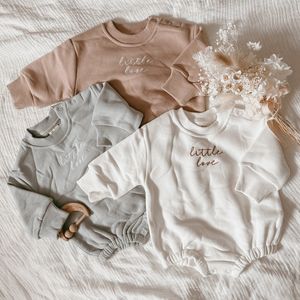 Rompers född baby romper vinter tjock crewneck tröjor romper kläder brev broderi tryck jumpsuits tröja vit 230926