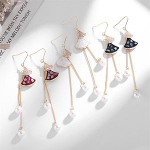 Koreańska luksusowa marka urok kobiet Kolczyki Dangle Kolczyki Moda i wykwintne S925 Silver Ear Hook Kolczyki Kobieta High End Pearl EA230Y