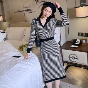 カジュアルドレス女性韓国の格子縞のニットドレス長袖vネックエラスティックスリムペンシル2023秋の高品質のセクシーなセーター