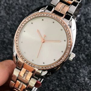 2023 Nya modemärke Kvinnor Girl Crystal Style Steel Metal Band Quartz Wrist Watch Hot Sale Wholesale GRATIS frakt Present Women Watch Designer