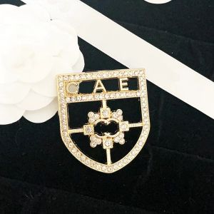 18k Gold Brosch Designer Diamond Stamp Brosch Män kvinnor gåva smycken romantiska par älskar sköld brosch parti bröllopslaplar stift