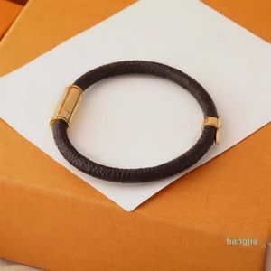 Europa américa moda estilo masculino senhora feminino impressão redonda design de flor gravado v carta metal ferragem couro confidencial bracel257n