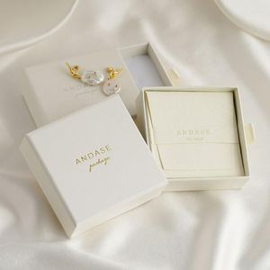 Envoltório de presente 50pcs 9x9cm caixa de papel creme jóias personalizadas logotipo colar brincos anel embalagem gaveta a granel